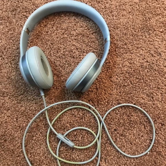 Beats by Dr. Dre Solo 2 On-Ear Wireless Headphones - Picture 2 of 8